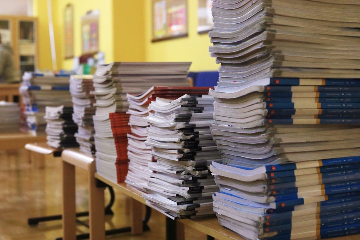 Švedska vlada omejuje digitalno učenje v šolah in uvaja vrnitev k tiskanim učbenikom