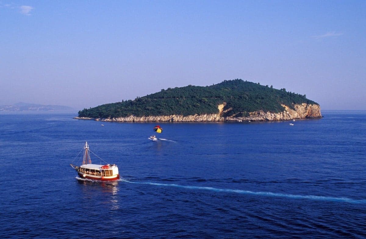 Tretji dan iskanja hrvaškega potapljača: Izginil je med turo za turiste pri otoku Lokrum