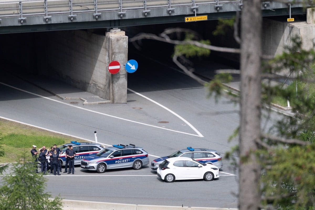Odpiral je pokrov motorja, nato pa ga je zbil tovornjak