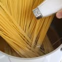Napake v domači kuhinji: Kako pripraviti testenine, da se ne sprimejo?