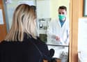 Včeraj pri nas potrdili 11 tisoč okužb, virus je vzel že več kot 6000 življenj
