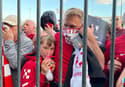 (FOTO in VIDEO) Uefa: Krivi so navijači s ponarejenimi vstopnicami. Policija uporabila solzivec, aretirali 68 oseb
