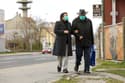Med smrtnimi žrtvami covida-19 v Sloveniji doslej 61 žensk in 42 moških, večina umrlih iz skupine nad 85 let