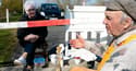 (FOTO in VIDEO) Meja zaradi zajezitve koronavirusa zaprta, starostnika se kljub temu na njej vsak dan družita