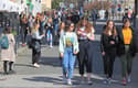 Raziskava: Po karanteni polovica anketiranih Slovencev najprej k sorodnikom, četrtina takoj k frizerju