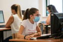 Kako pravilno nositi obrazno masko, ne da bi se orosila očala