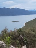 Bi imeli otok v Jadranskem morju? Sredi borovcev je idealen za glamping, zasebne zabave, poroko. Toda ...