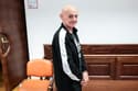 S prvim nožem po trebuhu, z drugim po vratu