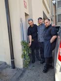 (FOTO) V središču Maribora iz majhne razpoke med fasado stavbe in asfaltno površino vzklil paradižnik in obrodil