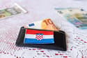Hrvaške plače dohitevajo slovenske: Neto razlika že pod 115 evri! A hudič je v podrobnostih ...