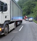 (FOTO) 44-letnik prehiteval v škarje in trčil v dve tovorni vozili
