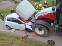 (FOTO) Nevsakdanja nesreča: Traktor na ozki cesti nad osebno vozilo
