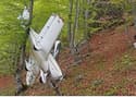 Po nesreči: Letalo s helikopterjem odpeljali na varno