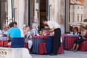 Na Hrvaškem primanjkuje turističnih delavcev, iščejo jih tudi v tujini: Plače so sanjske, a realnost zelo kruta ...