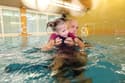 Za deklico Brino, ki ne more hoditi, iskali več terapij za pomoč pri gibanju in odkrili učinkovito vadbo v vodi