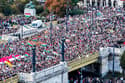 (VIDEO in FOTO) "Ne bomo umirali za Ukrajino." Velika shoda v Budimpešti: Eden za Orbana, drugi za padec njegove vlade