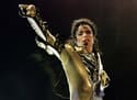 Nova tožba: Michael Jackson naj bi zlorabljal otroke v domovih Eltona Johna in Elizabeth Taylor