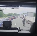 (VIDEO) Tragični prizori: Vozniki niso vzpostavili reševalnega pasu, gasilci tekli po avtocesti, ena oseba umrla