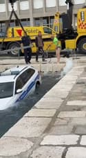 (VIDEO) Policist v Senju skočil do bankomata, nato pa osupnil: Službeno vozilo je končalo v morju