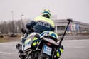 Voznica izsilila prednost policistu na motorju, ta se je hudo poškodoval
