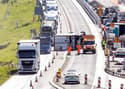 Po številnih nesrečah ob delih na avtocestah Bratuškova zahteva poročilo, inšpektorji v nadzor delovišča pri Postojni