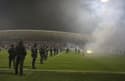 (FOTO in VIDEO) Namesto nogometašev na igrišču policisti, derbi končan predčasno
