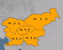 Nevihte podirale drevesa, voda je zalivala objekte, odkrilo je tudi dve strehi, oranžni alarm pa velja tudi danes