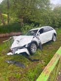 Avto zletel s ceste, podrl ograjo mostu in obstal nad Temenico