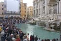 (VIDEO) Turist je skočil v Fontano di Trevi in začel plavati, policija mu je izrekla visoko kazen