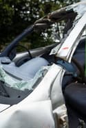 V nepreglednem ovinku zapeljala na nasprotni pas in trčila v motorista, tega je odneslo še v kolesarja