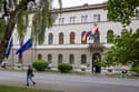 (FOTO in VIDEO) Vlada je zastavo snela, predsednica republike izobesila: "Genocid nad Palestinci ni ustavljen"