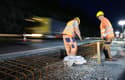 (FOTO) Nočno delo naj bi obnovo avtoceste pri Postojni skrajšalo za do 30 dni