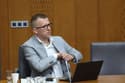 Včasih je moral poslanec odstopiti zaradi sendviča, danes mu ni treba niti zaradi oškodovanja delavcev