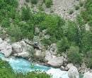 Grozljiva nesreča pri Kobaridu: Osemletnik na brvi čez Sočo zgrmel na skale in je v smrtni nevarnosti