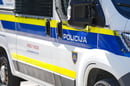 Policija išče mlajšega moškega v rdeči bundi, ki naj bi bil ponoči pristopil do treh fantov in jih udaril v glavo
