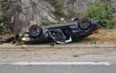 Huda nesreča: Pri Reki z BMW-jem voznika odneslo ceste, trčil je v steno in končal na strehi