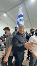 (VIDEO) Zvezanih rok in na kolenih: Izraelski minister objavil posnetek poniževanja aktivistov