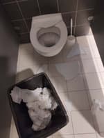 (FOTO) V Hočah vandalizem v športni dvorani: Polomljeni pokrovi straniščnih školjk, zamašeni odtoki, razmetan papir