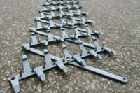 Policisti lovili voznika z italijanskimi tablicami, stinger mu je predrl gume, a jim je vseeno zbežal