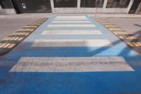 70-letnik prehitro vozil in na prehodu za pešce povozil otroka na poganjalčku