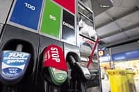 Vladi predlagajo brezplačen javni prevoz, omejitev hitrosti na avtocesti, prednostne pasove za vozila z več potniki ...