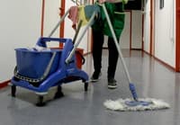 Vroča delovna mesta: Koliko ponujajo pri policiji čistilki?