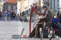 (POGLED) Kolumna Petre Juvančič: Od česa bomo bolje živeli: razvoja ali ideologije?