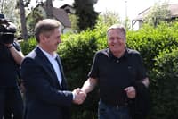 (ANALIZA) Prisluhi, obtožbe in boj za oblast: "Peklenski načrt, da bi ljudje izgubili motivacijo za odhod na volitve"