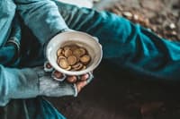 (VIDEO) Milijonar se je prostovoljno preselil na ulico, a ga je tam pričakala kruta realnost