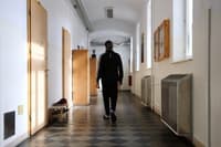 Vroča delovna mesta v Mariboru in okolici: Služba v zaporu za 2000 evrov bruto in več z dodatki