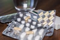 Nedolžen prehranski dodatek ga je pripeljal na urgenco: Napačen nasvet moškemu skoraj uničil ledvice