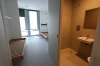 (FOTO) Sobe z WC-ji, hladilniki in TV-ji ... Je zapor v Dobrunjah kot hotel? Bolnišnice in domovi o tem le sanjajo