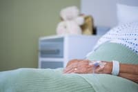 Smrt na križarki: Oblasti potnikom preprečile izkrcanje, še okoli 50 ljudi ima simptome okužbe