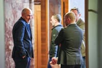 (ČASTNIK) Napeto! Janša na zagovor poklical partnerje in pripravil nove interventne ukrepe